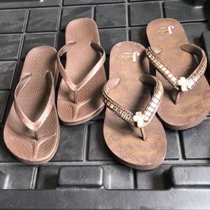 NEW 2 pair brown flip flops